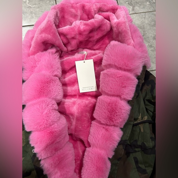 Gorgeous pink faux fur w/ camo parka jacketet - Picture 2 of 4